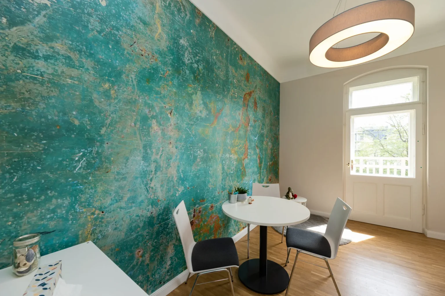 Therapieraum mit türkisfarbener Wand