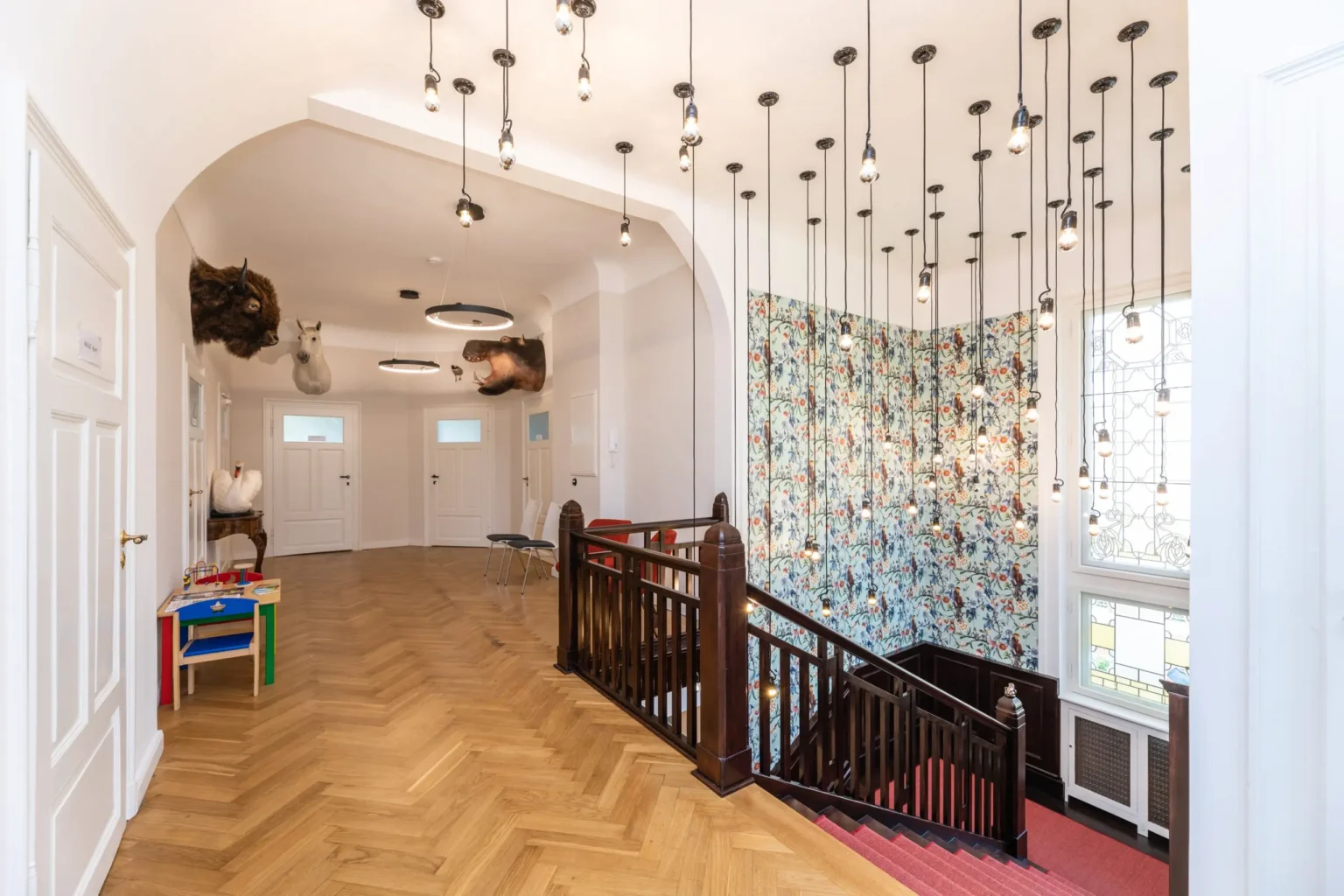 Treppenhaus mit einigen  von der Decke herabhängenden Lampen