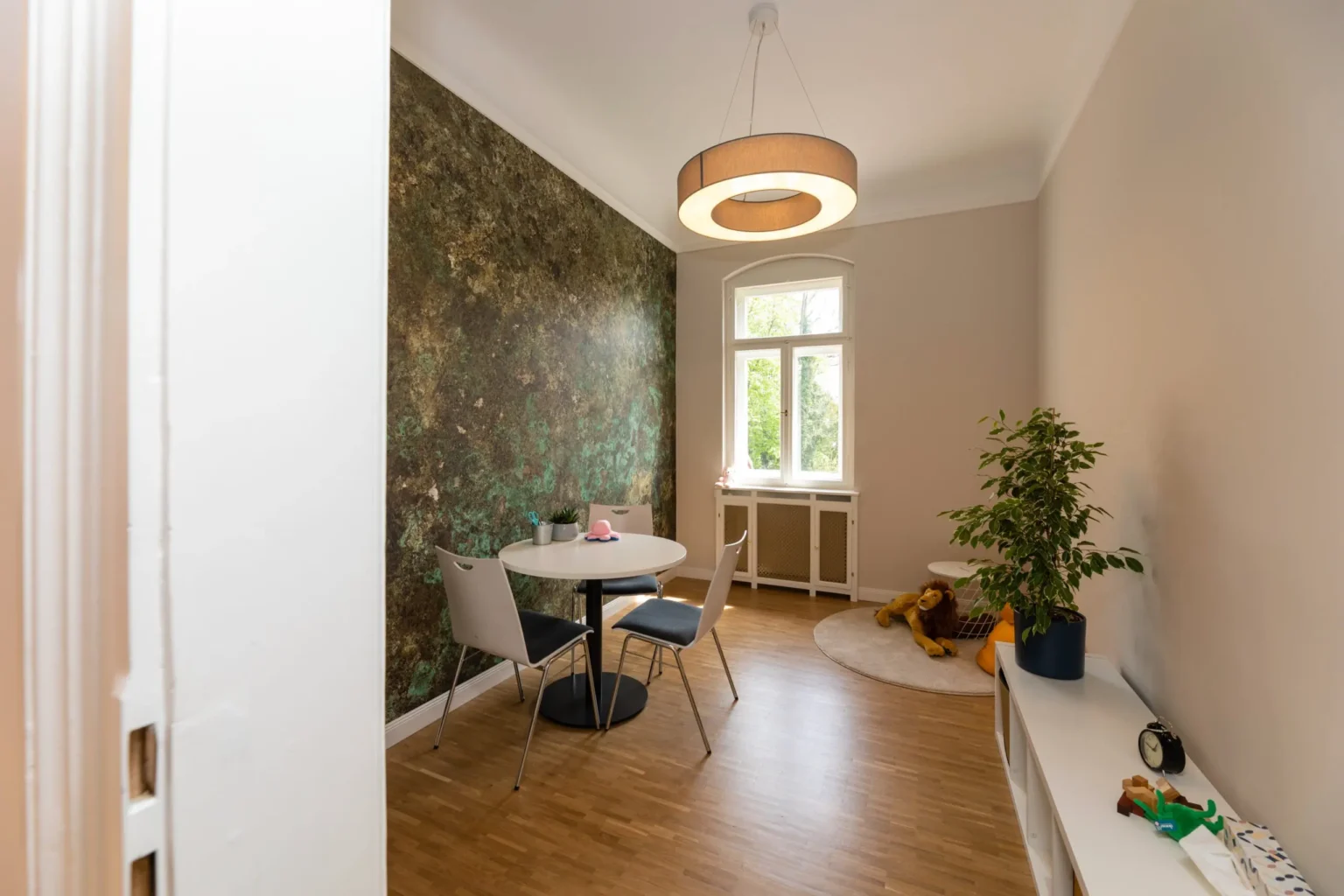 Therapieraum mit grüner Wand