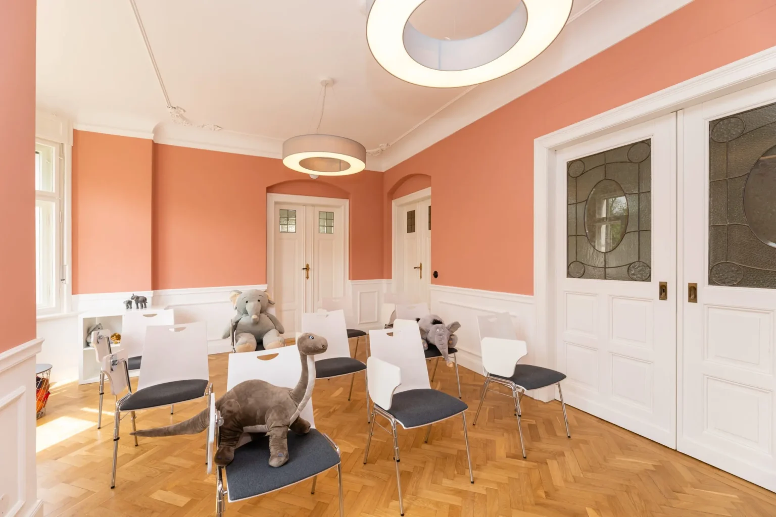 Vortragsraum mit mehreren Sitzgelegenheiten