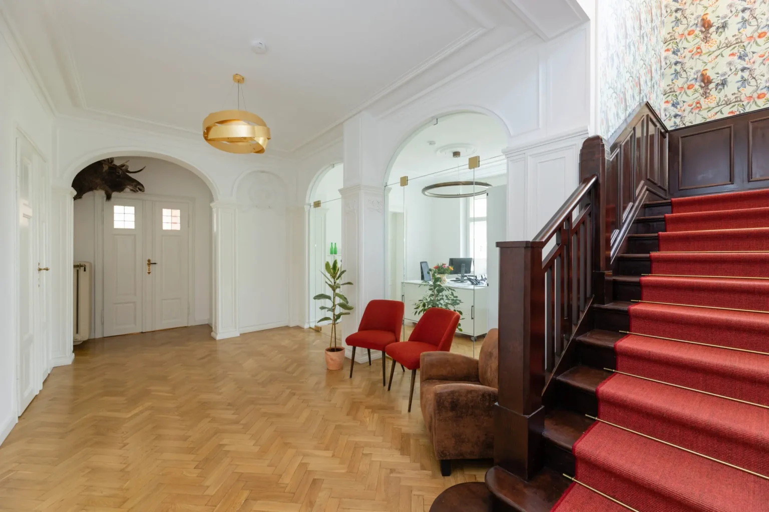 Empfangsbereich mit Blick auf eine Treppe