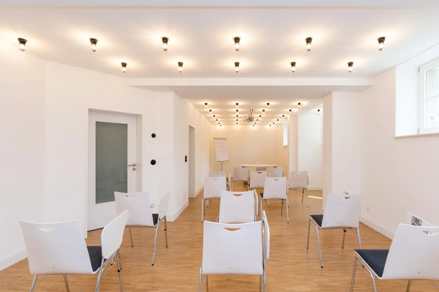 Vortragsraum mit einigen leeren Stühlen