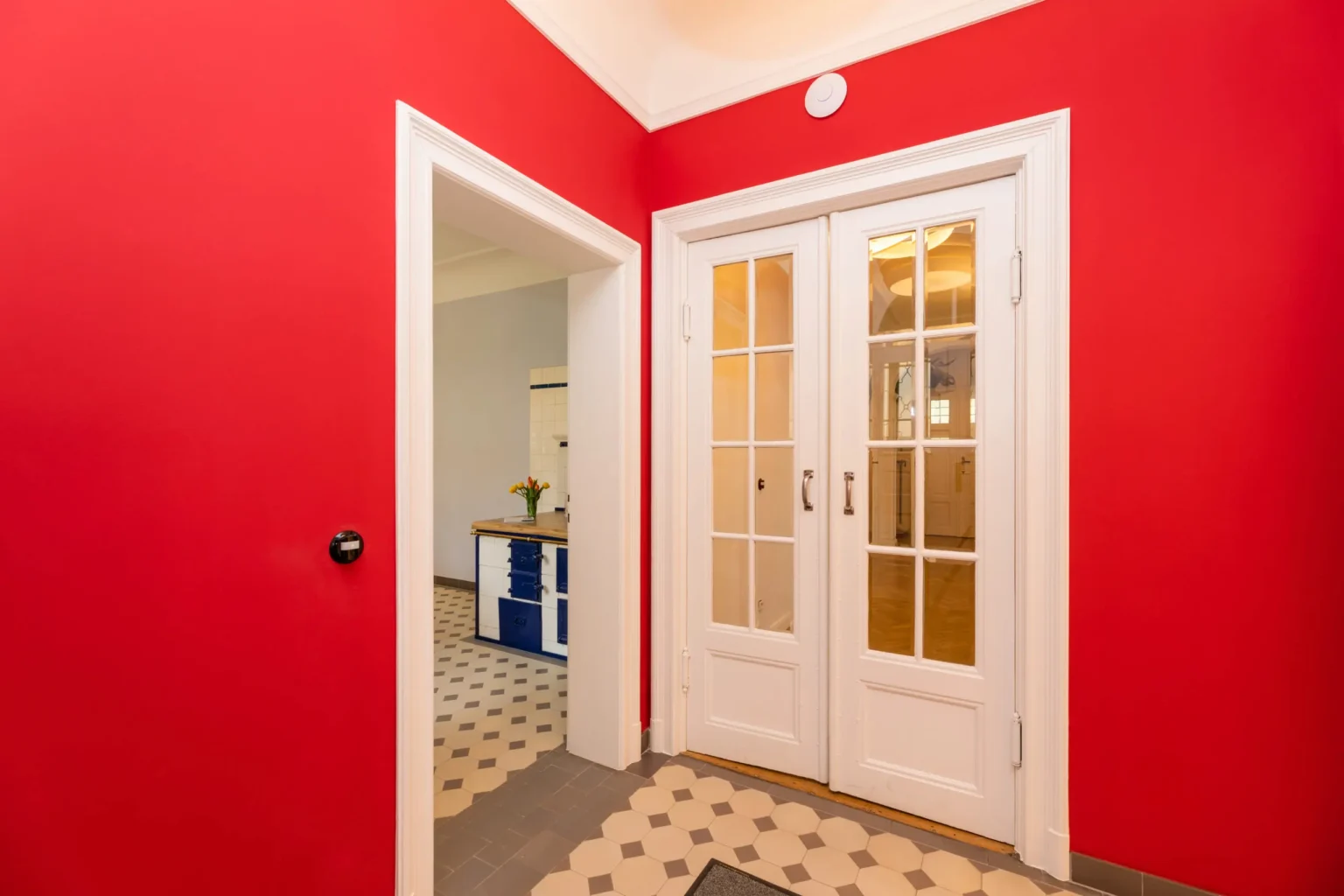Flur mit einer roten Wand