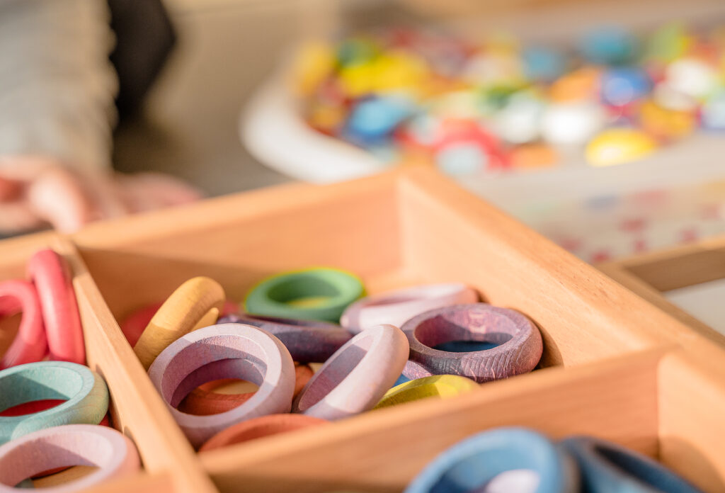 Nahaufnahme einer Box mit Kinderspielzeugringen